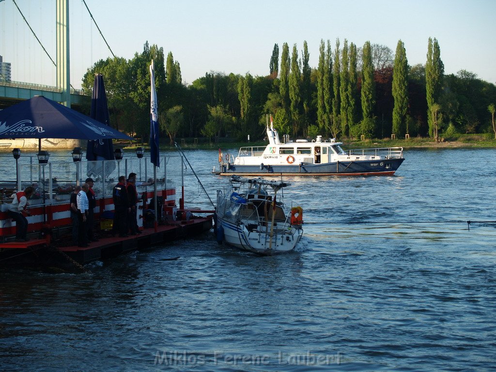 Motor Segelboot mit Motorschaden trieb gegen Alte Liebe bei Koeln Rodenkirchen P156.JPG